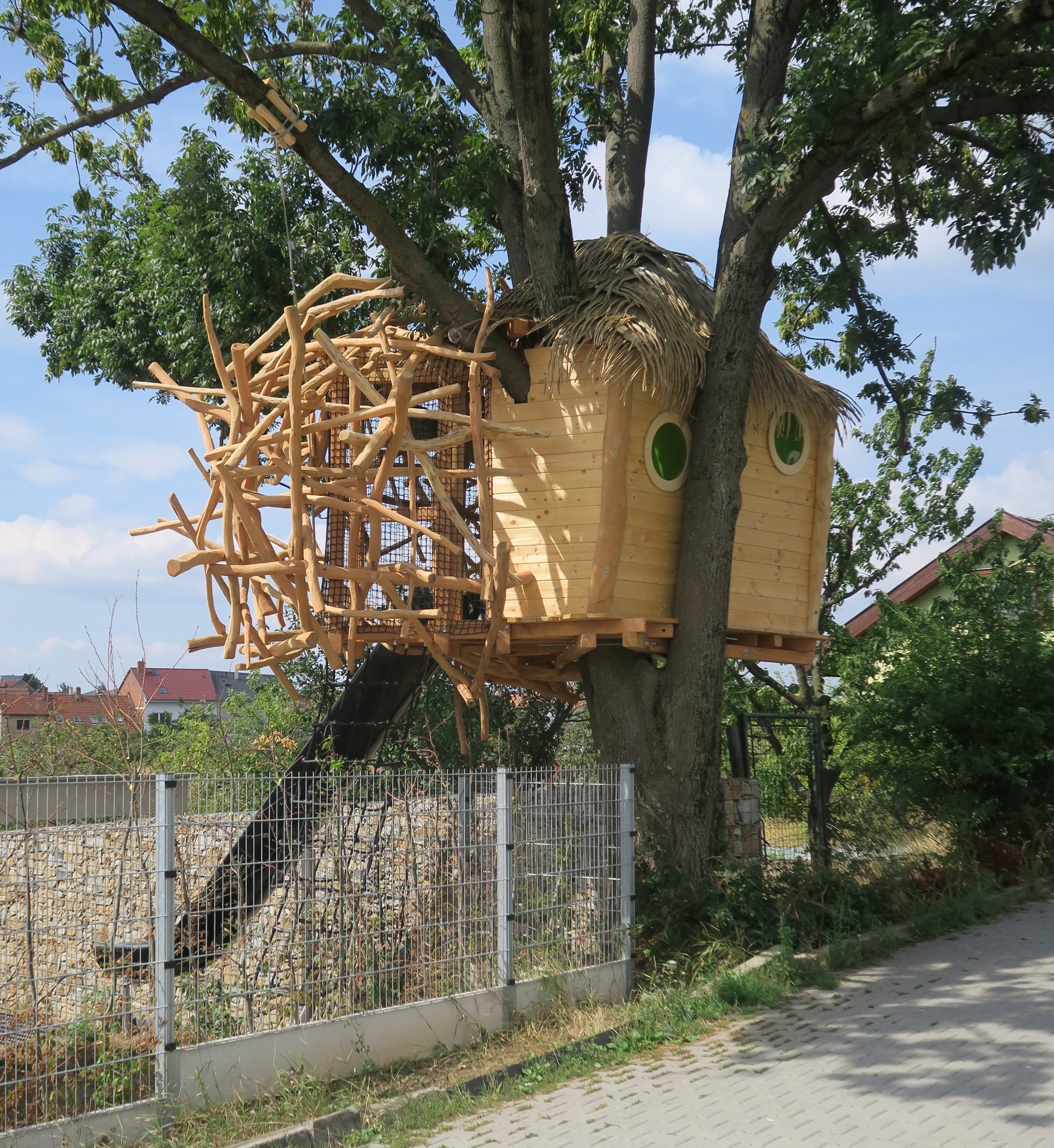 Akátový domek v koruně stromu